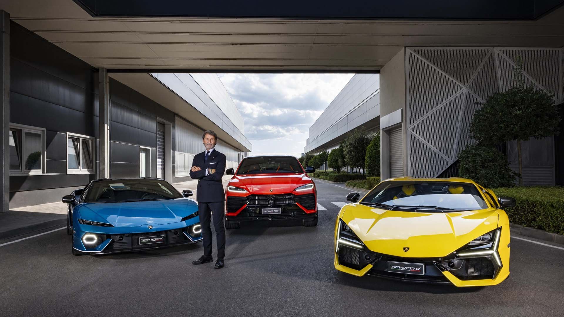 Изпълнителният директор на Lamborghini Щефан Винкелман пред моделите Temerario, Urus и Revuelto