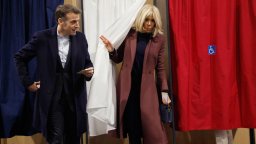 Социалисти и консерватори в битка за Париж, винят Макрон в натиск (снимки)