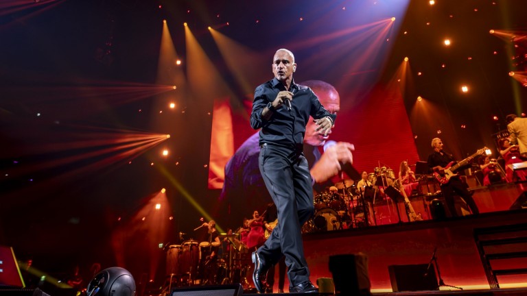 Ерос Рамацоти пред Dir.bg: Любовта е риск, но музиката ме научи, че уязвимостта не е слабост