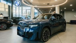 BMW iX3 дебютира в Бургас в новия шоурум на „Бова Кар“