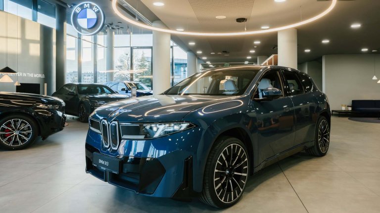 BMW iX3 дебютира в Бургас в новия шоурум на „Бова Кар“
