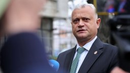 Министър Дечев: Прокурор Русинова е пътувала зад граница в една кола с Петьо Еврото