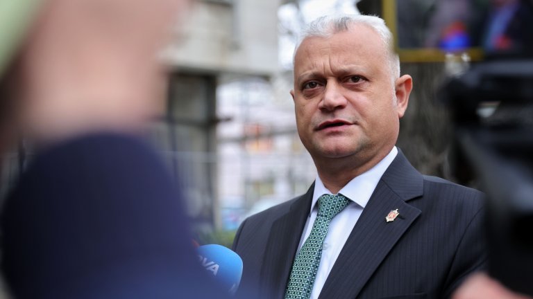 Министър Дечев: Прокурор Русинова е пътувала зад граница в една кола с Петьо Еврото