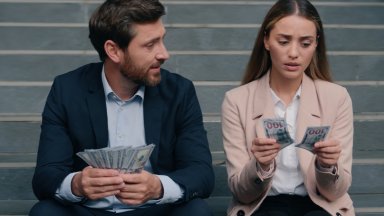 5 женски зодии, които се страхуват да печелят повече от партньора си