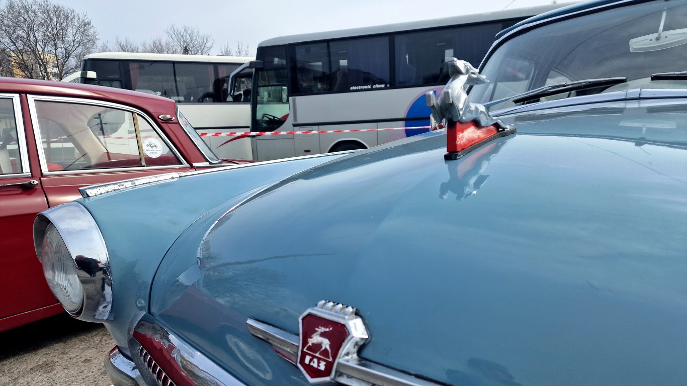 Шофьор с "трабантче" изпревари всички в каране на ретро автомобили  (снимки)