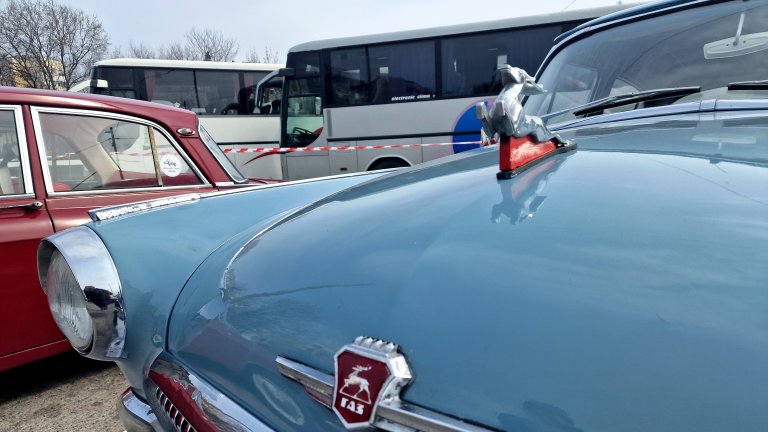 Шофьор с "трабантче" изпревари всички в каране на ретро автомобили  (снимки)