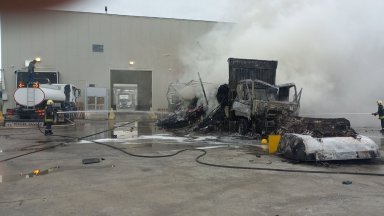 Камион изгоря на ГКПП "Капитан Андреево", засегна сграда на митницата и друг тир