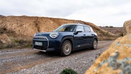 Доставя удоволствие като типично MINI, макар и на ток (снимки и видео)