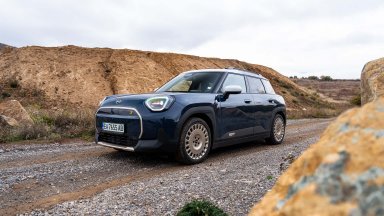 Доставя удоволствие като типично MINI, макар и на ток (снимки и видео)