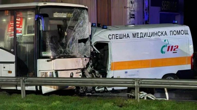 Шофьор на линейка загина при катастрофа с автобус във Великотърновско (снимки)