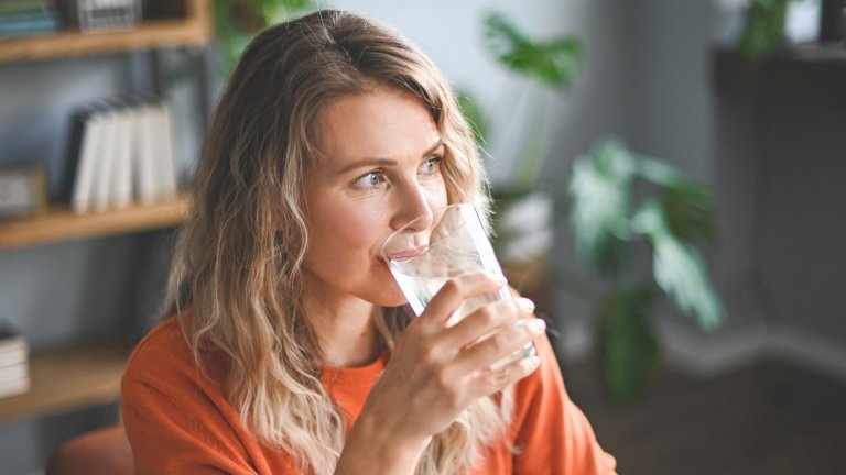 Микробиолог и диетолог разясниха дали е опасно да пием вода, която е престояла с дни