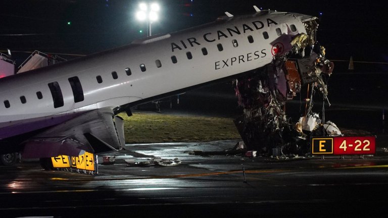 Пилотите на пътнически самолет загинаха при сблъсък с пожарна на летище в Ню Йорк (снимки)