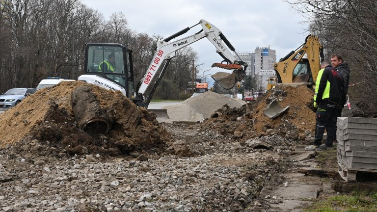 Строят паркинг за 86 коли до руското посолство на бул. "Драган Цанков" (снимки)