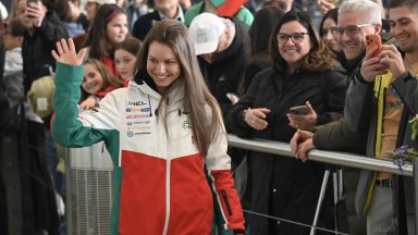 Тържествено посрещане за бронзовата Лора Христова в родния Троян