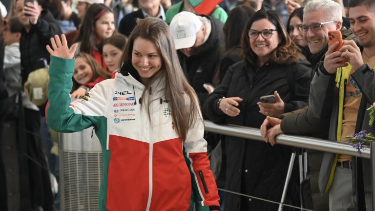 Тържествено посрещане за бронзовата Лора Христова в родния Троян