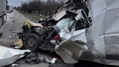 Шофьор загина при удар между микробус и ТИР на "Тракия"