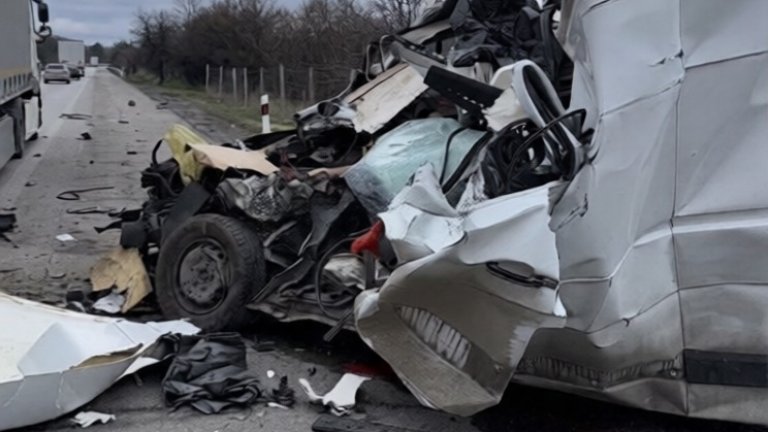 Шофьор загина при удар между микробус и ТИР на "Тракия"