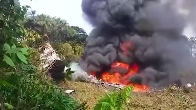 Самолет на колумбийските ВВС със 114 военни на борда се разби в Амазония (видео)