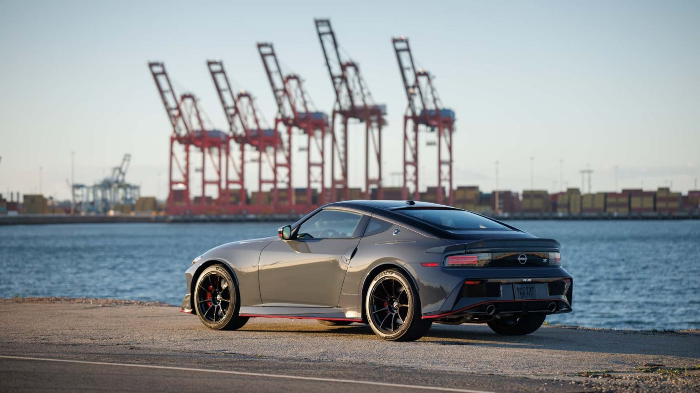 Nissan Z Nismo получава фейслифт и ръчна скоростна кутия