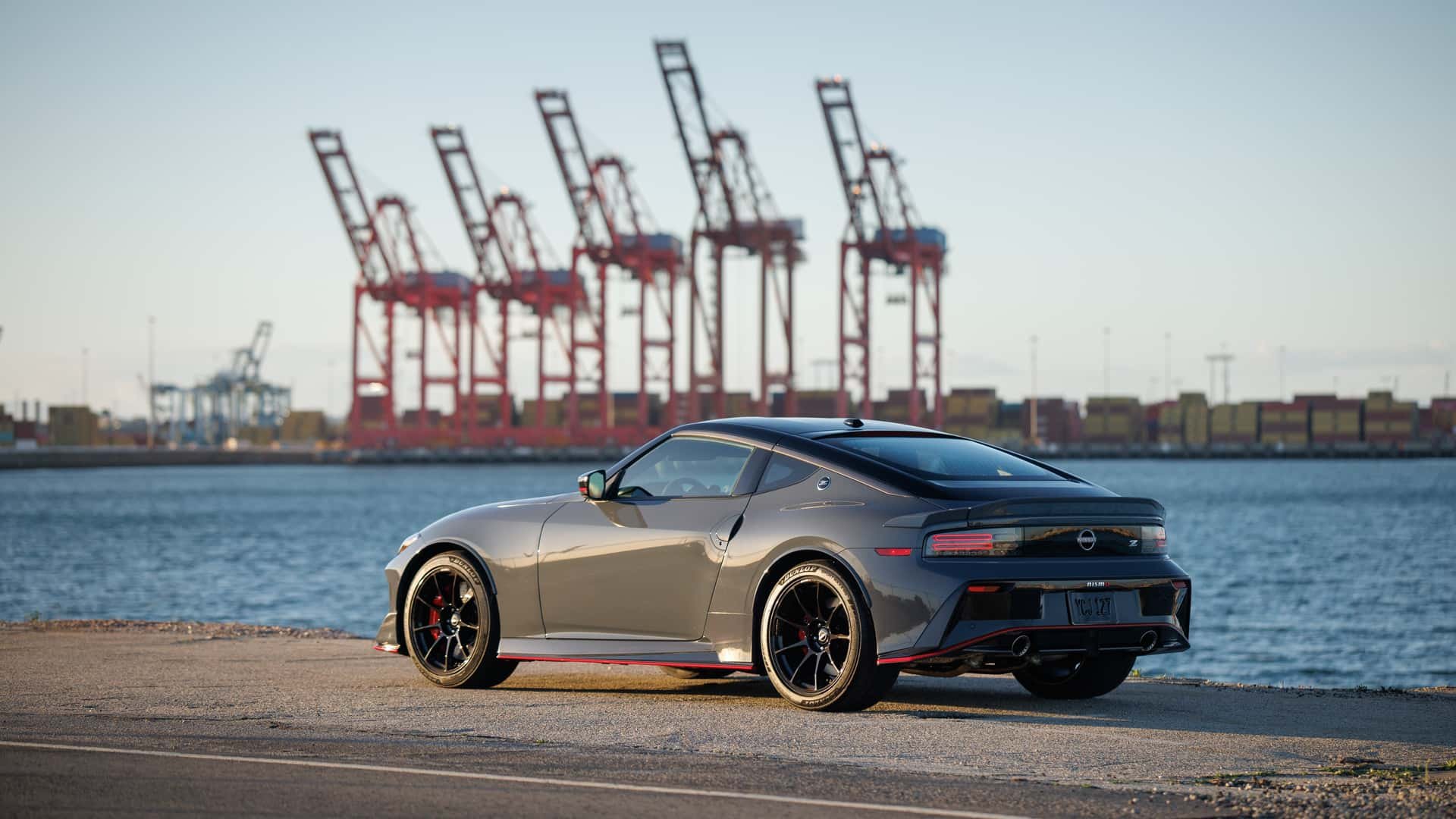 Nissan Z Nismo получава фейслифт и ръчна скоростна кутия