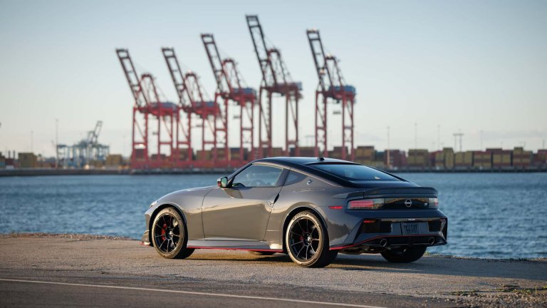 Nissan Z Nismo получава фейслифт и ръчна скоростна кутия