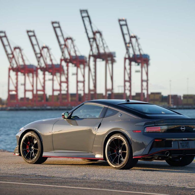 Nissan Z Nismo получава фейслифт и ръчна скоростна кутия