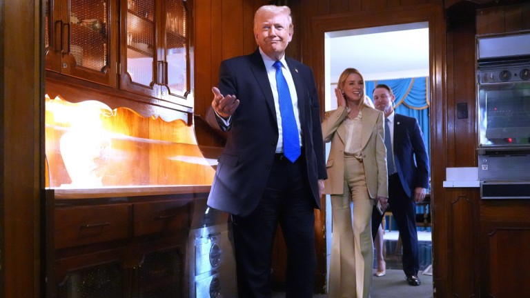 Доналд Тръмп отдаде почит към Елвис Пресли в имението "Грейсланд" (снимки/видео)