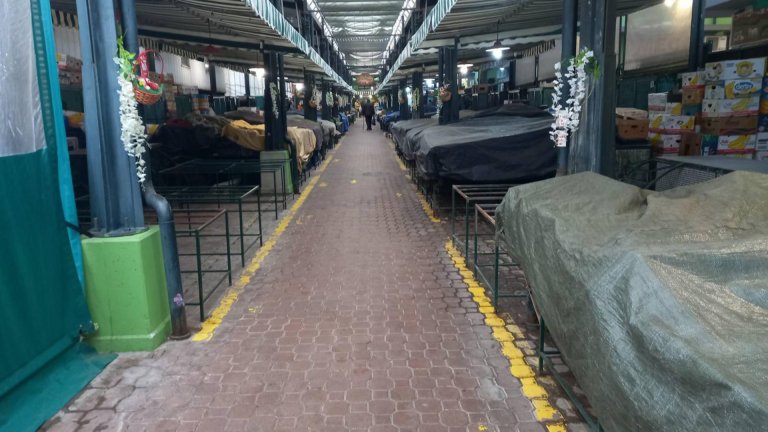 Поскъпването на горивата опразни централния пазар "Краснодар" в Бургас (снимки)