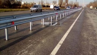 Продължава подмяната на повредени мантинели в Пловдив