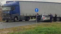 Трима пострадаха при удар на кола в тир на пътя между Садово и Пловдив