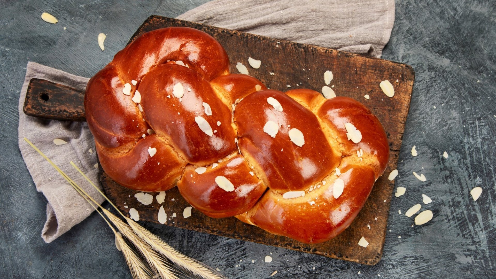 С аромат на масло: Вкусен великденски козунак на конци 