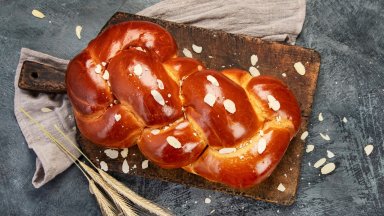 С аромат на масло: Вкусен великденски козунак на конци 