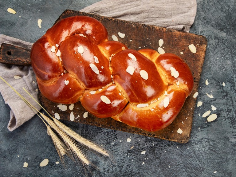 С аромат на масло: Вкусен великденски козунак на конци 