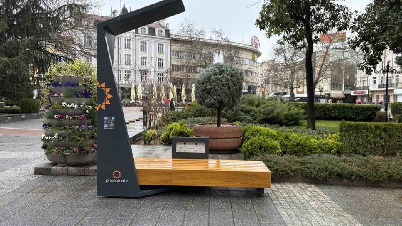 Пловдив се сдоби с първата соларна пейка пред общината
