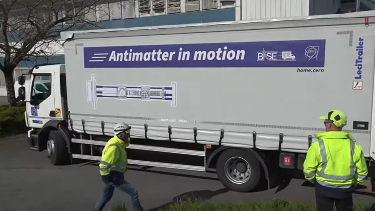 За първи път: Учени от ЦЕРН успешно превозиха антиматерия с камион (видео)