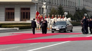 Ким Чен-ун посрещна с прегръдка и почести Лукашенко на площада в Пхенян (снимки/видео)