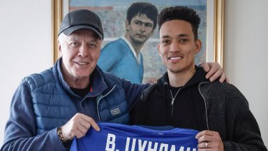 Цунами се върна в "Левски", но само за благодарствен плакет и снимка