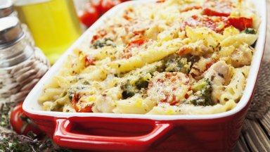 Перфектната пролетна вечеря: Запеканка с пилешки хапки, паста и зеленчуци
