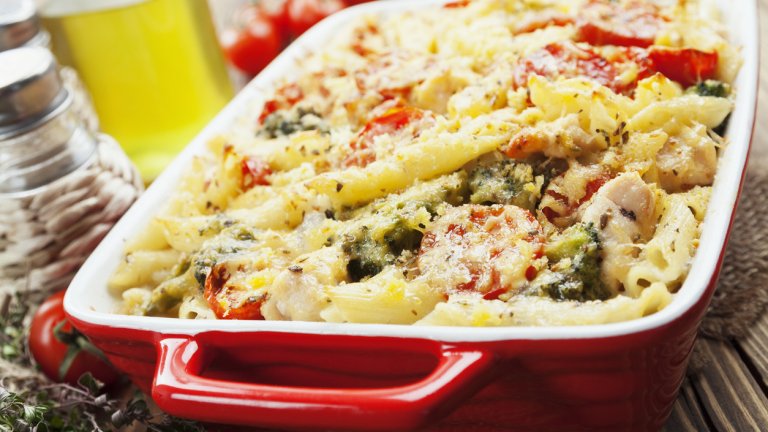 Перфектната пролетна вечеря: Запеканка с пилешки хапки, паста и зеленчуци
