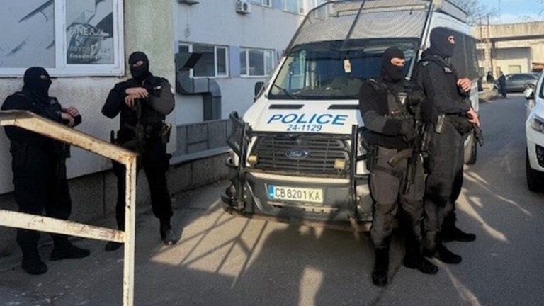 Разбиха нелегална фабрика за фалшиви лекарства и стероиди в София (снимки)