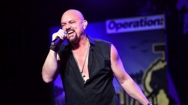 Той идва в София, за да изпълни албума, който промени рока