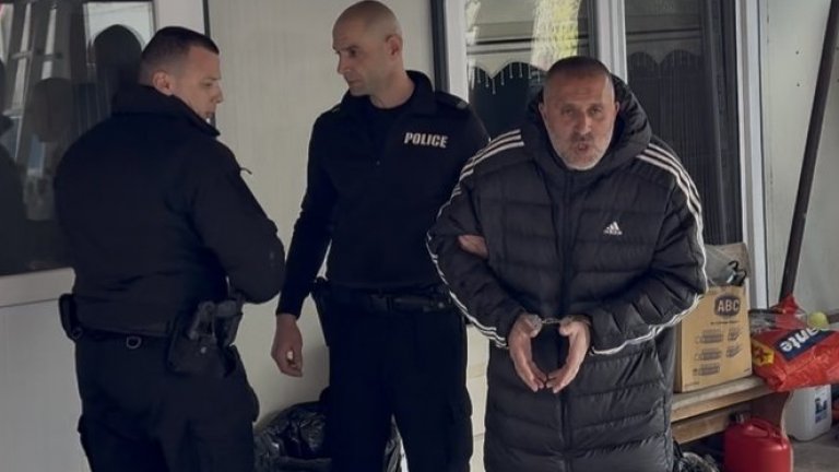 Задържаха бивш общински съветник заради купуване на гласове в "Столипиново" (снимки)