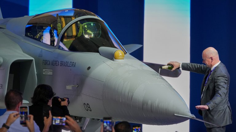 Бразилия представи първия произведен в страната изтребител "Грипен"