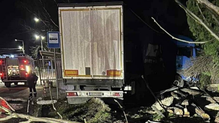 Пиян шофьор на тир, пълен с арматурно желязо, се заби в офис в Каспичан