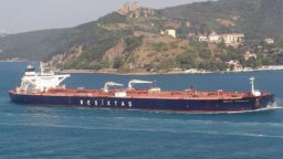 Дронове поразиха край Босфора турски танкер с тонове нефт от Новоросийск