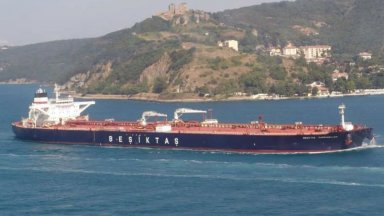 Дронове поразиха край Босфора турски танкер с тонове нефт от Новоросийск