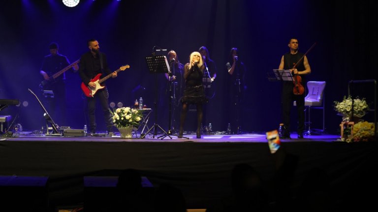 Лили Иванова стартира националното си турне, изправи на крака публиката в Благоевград (снимки/видео)