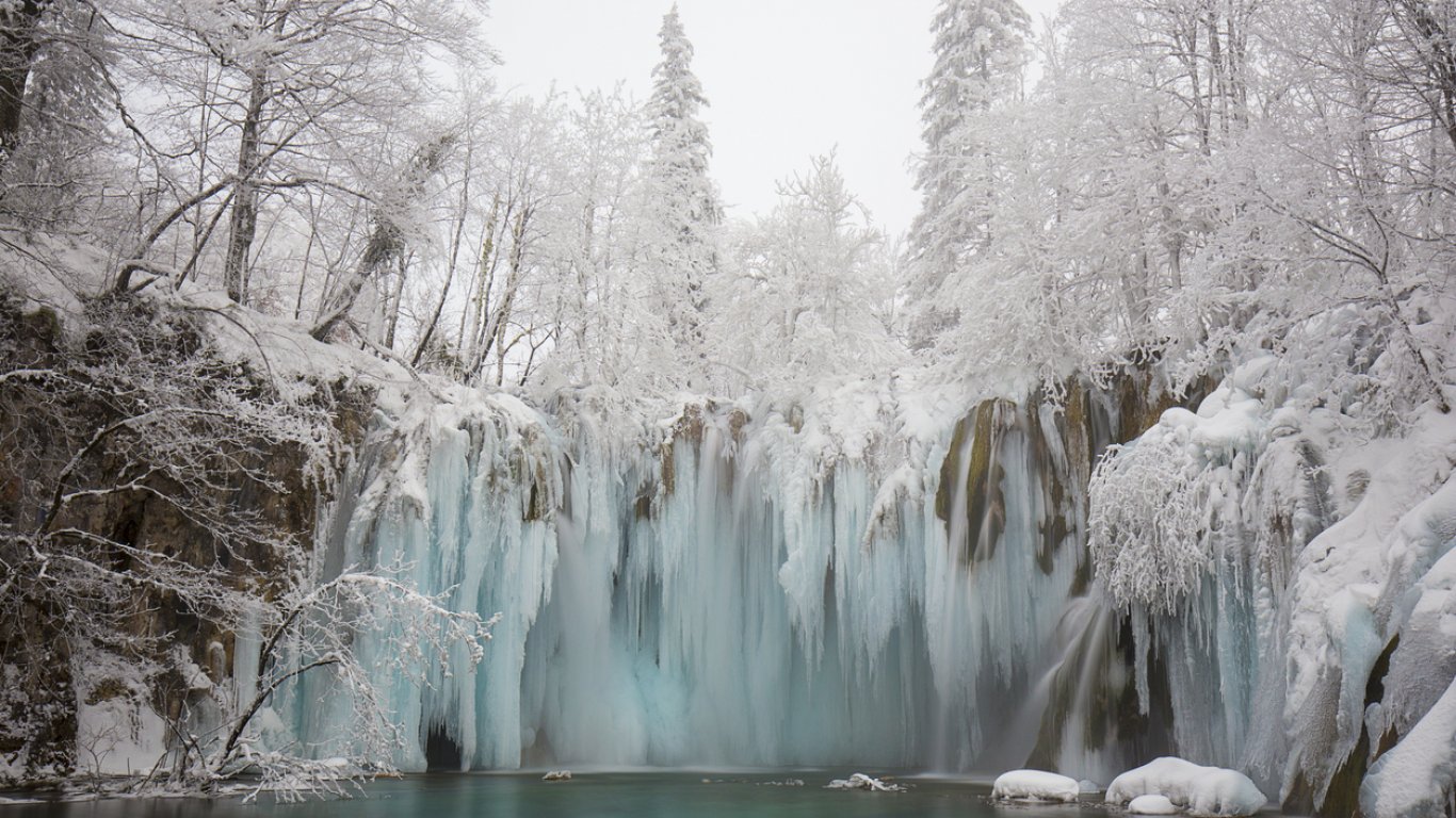 Зимата връхлетя Хърватия, обявен е червен код за опасно време