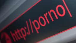 ЕК разследва водещи порноплатформи за слаб контрол върху достъпа на деца
