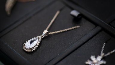 Аксесоари, които не трябва да пропускате за бала: 5 бляскави допълнения към визията ви